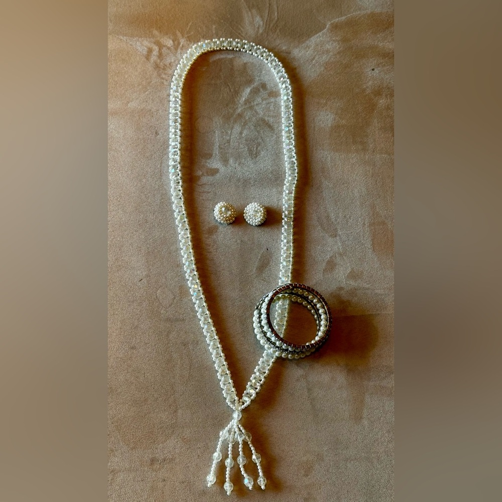 🍀Faux pearl & rhinestone jewelry set. Necklace, clip earrings and wrap bracelet